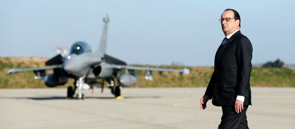 Francois Hollande lors d'une visite à la base aérienne militaire d'Istres - Sputnik Afrique