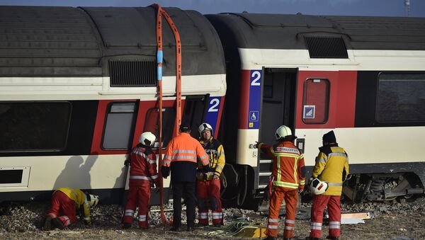 Firefighters inspect the site of a train crash at the train station of Rafz - Sputnik Afrique