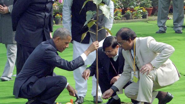 U.S. President Barack Obama (bottom L) plants a sapling after placing a wreath at the Mahatma Gandhi memorial at Rajghat in New Delhi, January 25, 2015 - Sputnik Afrique