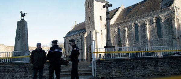 French gendarmes stand in front of a fence at the cemetery of Tracy-sur-Mer, on the coast of Normandy on February 18, 2015 - Sputnik Afrique