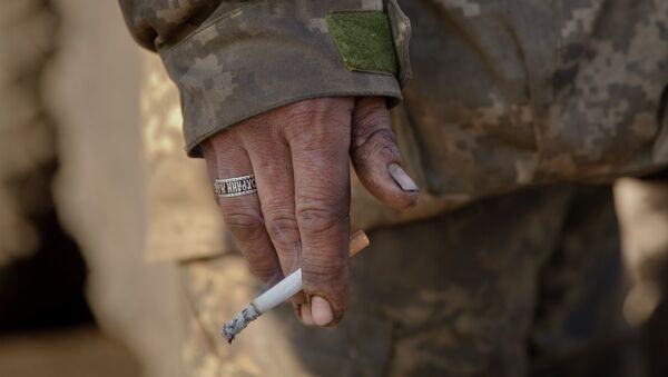 A Ukrainian serviceman wearing a ring engraved with a fragment of an Orthodox prayer - Sputnik Afrique