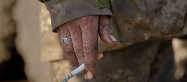 A Ukrainian serviceman wearing a ring engraved with a fragment of an Orthodox prayer - Sputnik Afrique