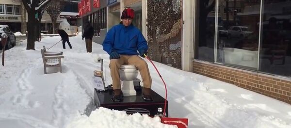 Un Américain déblaie la neige sur son WC motorisé - Sputnik Afrique
