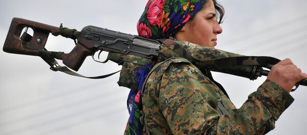 Une combattante yézidie - Sputnik Afrique