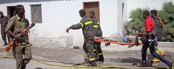 Des sauveteurs somaliens emportent le corps d'une victime d'un attentat à Mogadiscio Des sauveteurs somaliens emportent le corps d'une victime d'un attentat à Mogadiscio - Sputnik Afrique