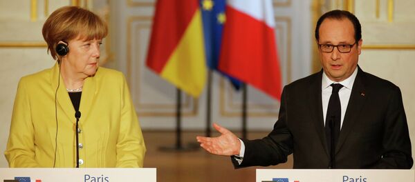 German Chancellor Angela Merkel (L) listens to French President Francois Hollande during a joint news conference after talks at the Elysee Palace in Paris February 20, 2015. - Sputnik Afrique