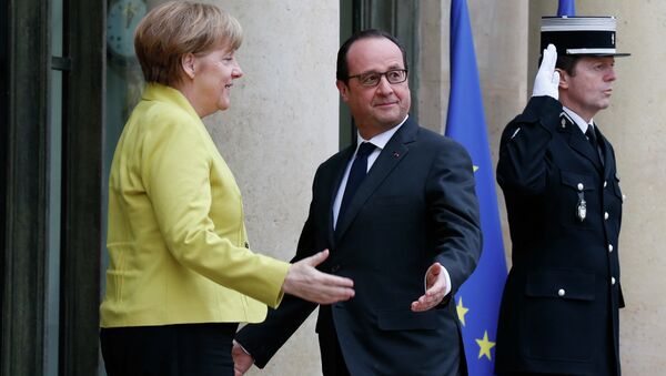 French President Francois Hollande greets German Chancellor Angela Merkel (L) before talks at the Elysee Palace in Paris February 20, 2015. - Sputnik Afrique