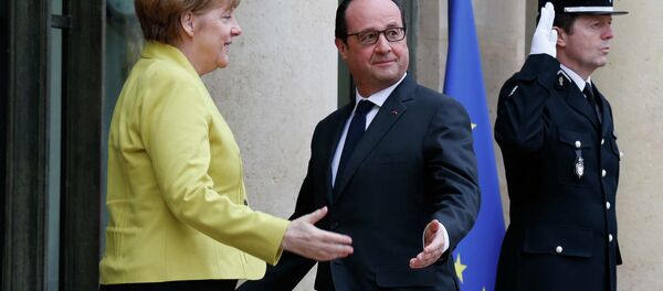 French President Francois Hollande greets German Chancellor Angela Merkel (L) before talks at the Elysee Palace in Paris February 20, 2015. - Sputnik Afrique