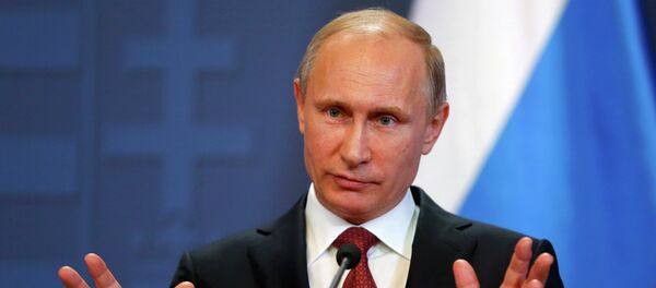 Russian President Vladimir Putin addresses during a joint news conference with Hungarian Prime Minister Viktor Orban in Budapest February 17, 2015. Putin will discuss Russian gas supplies to Hungary when he visits Budapest on Tuesday, an adviser to the Russian president said on Monday. - Sputnik Afrique