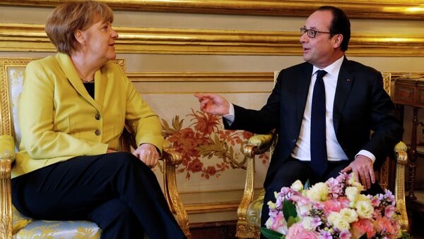 French President Francois Hollande and German Chancellor Angela Merkel (L) start talks at the Elysee Palace in Paris February 20, 2015. - Sputnik Afrique