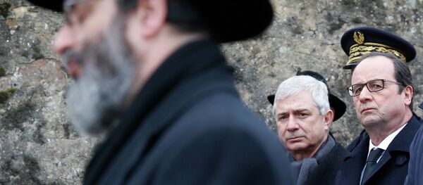 French President Francois Hollande (R) and French National Assembly Speaker Claude Bartolone (C) attend a ceremony during a visit at the Sarre-Union Jewish cemetery, eastern France, February 17, 2015. - Sputnik Afrique