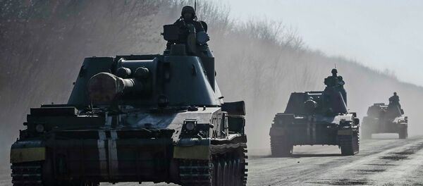 Ukrainian servicemen ride self-propelled howitzers near Artemivsk February 21, 2015 - Sputnik Afrique