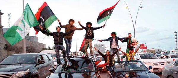 Libyans celebrate the fourth anniversary of the revolution against Muammar Gaddafi at a street in Tripoli - Sputnik Afrique