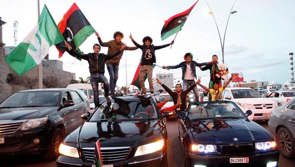 Libyans celebrate the fourth anniversary of the revolution against Muammar Gaddafi at a street in Tripoli - Sputnik Afrique