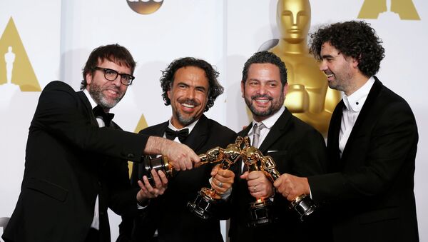 From Left: Nicolas Giacobone, Alejandro G. Inarritu, Alexander Dinelaris, Jr.and Armando Bo pose with the Oscars for best original screenplay for Birdman at the 87th Academy Awards in Hollywood, California February 22, 2015. - Sputnik Afrique