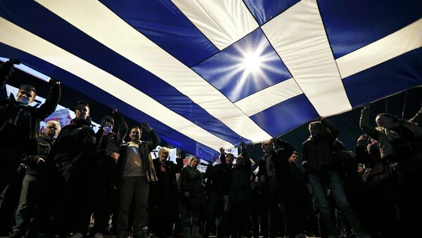 Protesters hold a giant Greek national flag - Sputnik Afrique