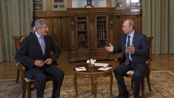 Russian President Vladimir Putin, right, meets with French politician and businessman Philippe de Villiers - Sputnik Afrique