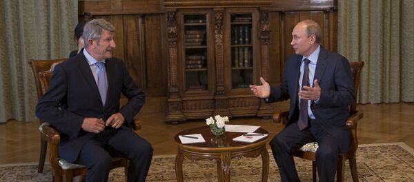 Russian President Vladimir Putin, right, meets with French politician and businessman Philippe de Villiers - Sputnik Afrique