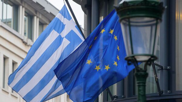 A Greek (L) and a European flag flutter outside the Greek embassy in Brussels February 19, 2015. - Sputnik Afrique