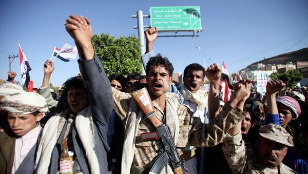 Houthi fighters in army uniform shout slogans as they march during a demonstration against the U.S. and the U.N. Security Council in Sanaa February 20, 2015 - Sputnik Afrique