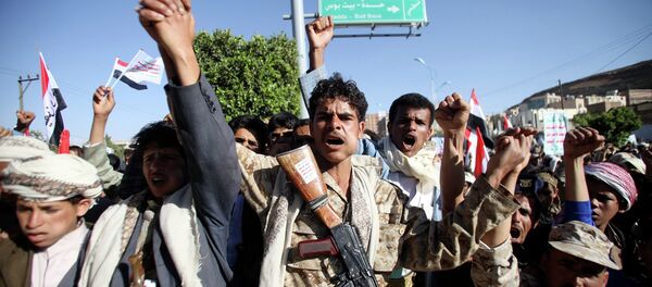 Houthi fighters in army uniform shout slogans as they march during a demonstration against the U.S. and the U.N. Security Council in Sanaa February 20, 2015 - Sputnik Afrique