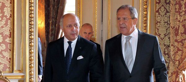 French Foreign Affairs Minister Laurent Fabius (L) walks with Russian Foreign Minister Sergey Lavrov prior to their meeting at the Quai d'Orsay ministry in Paris February 24, 2015. - Sputnik Afrique