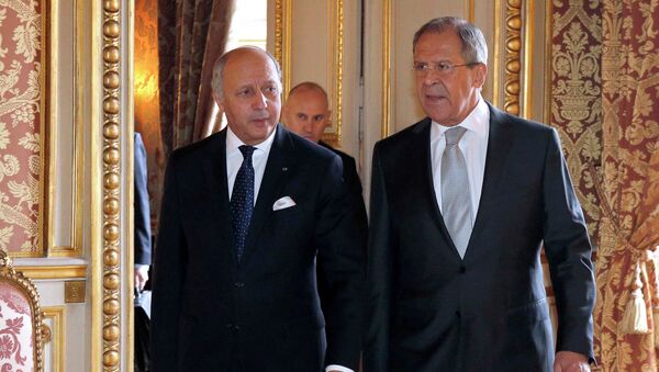 French Foreign Affairs Minister Laurent Fabius (L) walks with Russian Foreign Minister Sergey Lavrov prior to their meeting at the Quai d'Orsay ministry in Paris February 24, 2015. - Sputnik Afrique