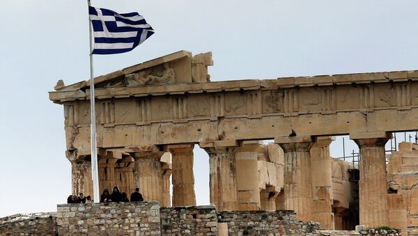 Tourists stand near the temple of Parthenon atop the ancient site of the Athens Acropolis on a cold and windy day January 30, 2015 - Sputnik Afrique