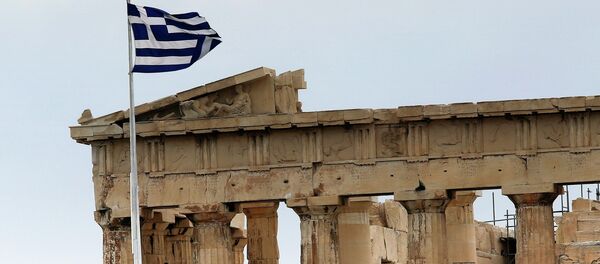 Tourists stand near the temple of Parthenon atop the ancient site of the Athens Acropolis on a cold and windy day January 30, 2015 - Sputnik Afrique
