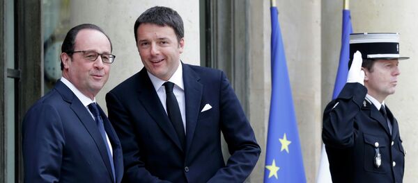 French President Francois Hollande (L) welcomes Italy's Prime Minister Mateo Renzi at the Elysee Palace before a meeting in Paris, February 24, 2015. - Sputnik Afrique