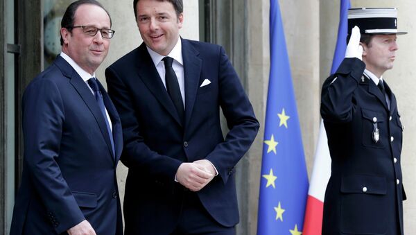 French President Francois Hollande (L) welcomes Italy's Prime Minister Mateo Renzi at the Elysee Palace before a meeting in Paris, February 24, 2015. - Sputnik Afrique