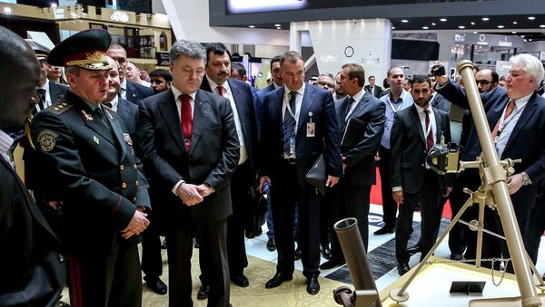 Ukrainian President Petro Poroshenko (3rd L, front) listens to explanations as he visits the International Defence Exhibition and Conference (IDEX) in Abu Dhabi February 24, 2015. - Sputnik Afrique