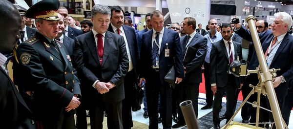 Ukrainian President Petro Poroshenko (3rd L, front) listens to explanations as he visits the International Defence Exhibition and Conference (IDEX) in Abu Dhabi February 24, 2015. Ukrainian President Petro Poroshenko (3rd L, front) listens to explanations as he visits the International Defence Exhibition and Conference (IDEX) in Abu Dhabi February 24, 2015. - Sputnik Afrique