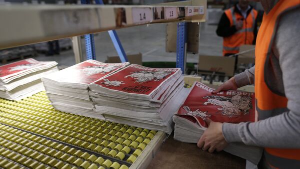 An employee checks the forthcoming edition of the weekly newspaper Charlie Hebdo, on February 24, 2015 in Villabe, south of Paris - Sputnik Afrique