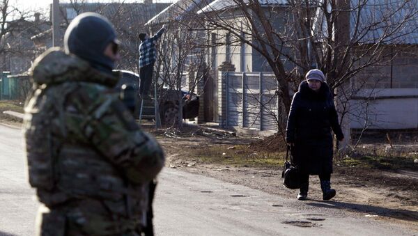 Ukrainian armed forces seen in the foreground, in the settlement of Velyka Novosilka, Donetsk region, February 24, 2015 - Sputnik Afrique