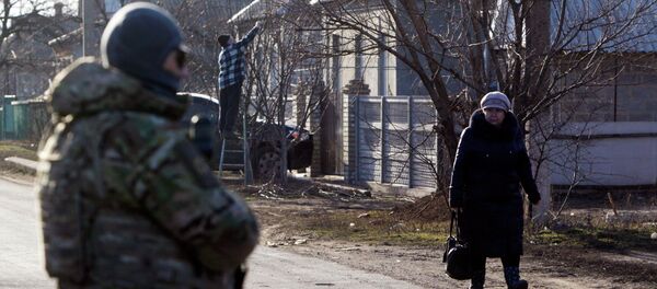 Ukrainian armed forces seen in the foreground, in the settlement of Velyka Novosilka, Donetsk region, February 24, 2015 - Sputnik Afrique