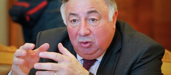 French Senate President Gerard Larcher gestures during a meeting with Russian Foreign Minister Sergei Lavrov in Moscow February 25, 2015. - Sputnik Afrique