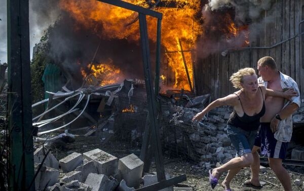 Des habitants locaux fuient un incendie qui a éclaté suite à une frappe aérienne des forces armées ukrainiennes contre la stanitsa Louganskaïa. - Sputnik Afrique