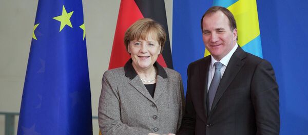 German Chancellor Angela Merkel (L) and Swedish Prime Minister Stefan Lofven shake hands after a news conference at the chancellery in Berlin February 25, 2015. - Sputnik Afrique