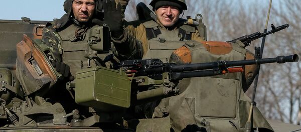 Members of the Ukrainian armed forces ride an armoured personnel carrier near Artemivsk, eastern Ukraine, February 22, 2015 - Sputnik Afrique
