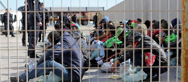 Italian Carabiniere supervise migrants - Sputnik Afrique