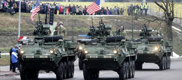 U.S. soldiers attend military parade celebrating Estonia's Independence Day near border crossing with Russia in Narva - Sputnik Afrique