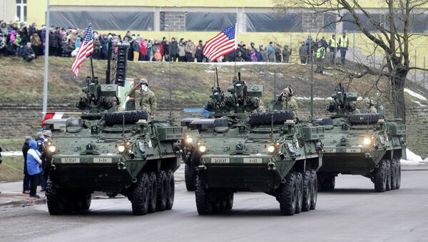 U.S. soldiers attend military parade celebrating Estonia's Independence Day near border crossing with Russia in Narva - Sputnik Afrique