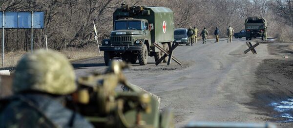 Ukrainian serviceman on a road outside Artemivsk, February 21, 2015 - Sputnik Afrique