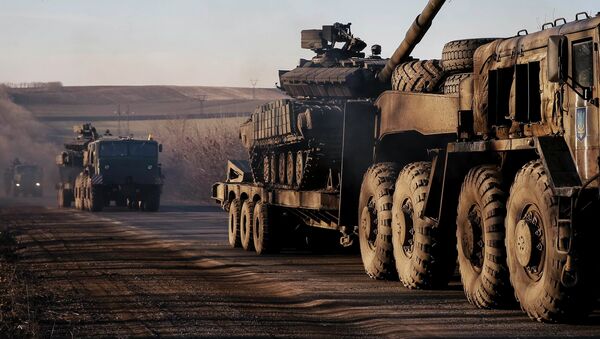 Military trucks from the Ukrainian armed forces transport tanks on the road near Artemivsk, eastern Ukraine, February 24, 2015 - Sputnik Afrique