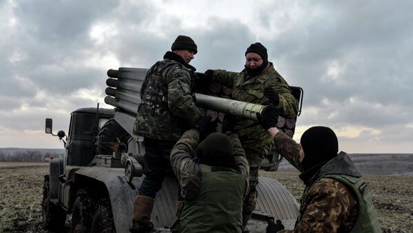 Ukrainian servicemen load Grad rockets before launching them towards pro-Russian separatist forces outside Debaltseve, eastern Ukraine February 8, 2015 - Sputnik Afrique