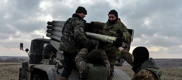 Ukrainian servicemen load Grad rockets before launching them towards pro-Russian separatist forces outside Debaltseve, eastern Ukraine February 8, 2015 - Sputnik Afrique