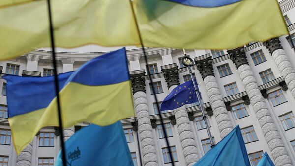 Ukrainian national flags, flags of Ukrainian trade unions and EU flag are seen during a mass rally in front of the Ukrainian cabinet of ministers building in Kiev October 15, 2014 - Sputnik Afrique