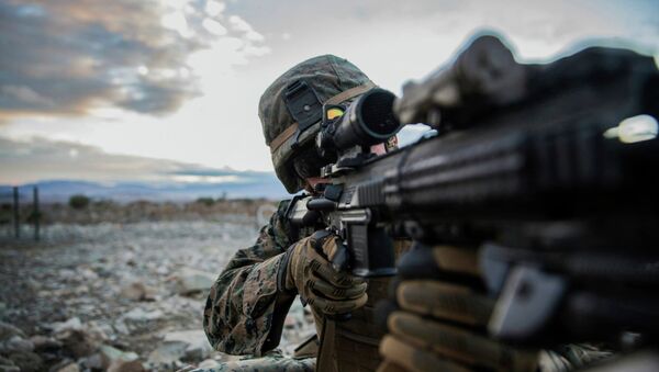 Lance Cpl. Trent Martin aims in on a target during a combined arms exercise aboard Marine Corps Air Ground Combat Center, Twentynine Palms, Calif., Dec. 12, 2014 - Sputnik Afrique
