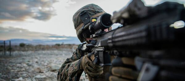 Lance Cpl. Trent Martin aims in on a target during a combined arms exercise aboard Marine Corps Air Ground Combat Center, Twentynine Palms, Calif., Dec. 12, 2014 - Sputnik Afrique